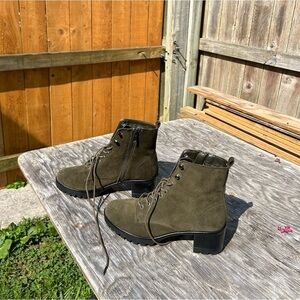 ANNE KLEIN Women’s Akabott Water-Resistant Suede Ankle Boots in the‎ Size 8.5